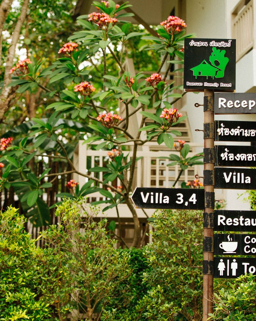 A signpost in the grounds pointing the way to reception and the villas